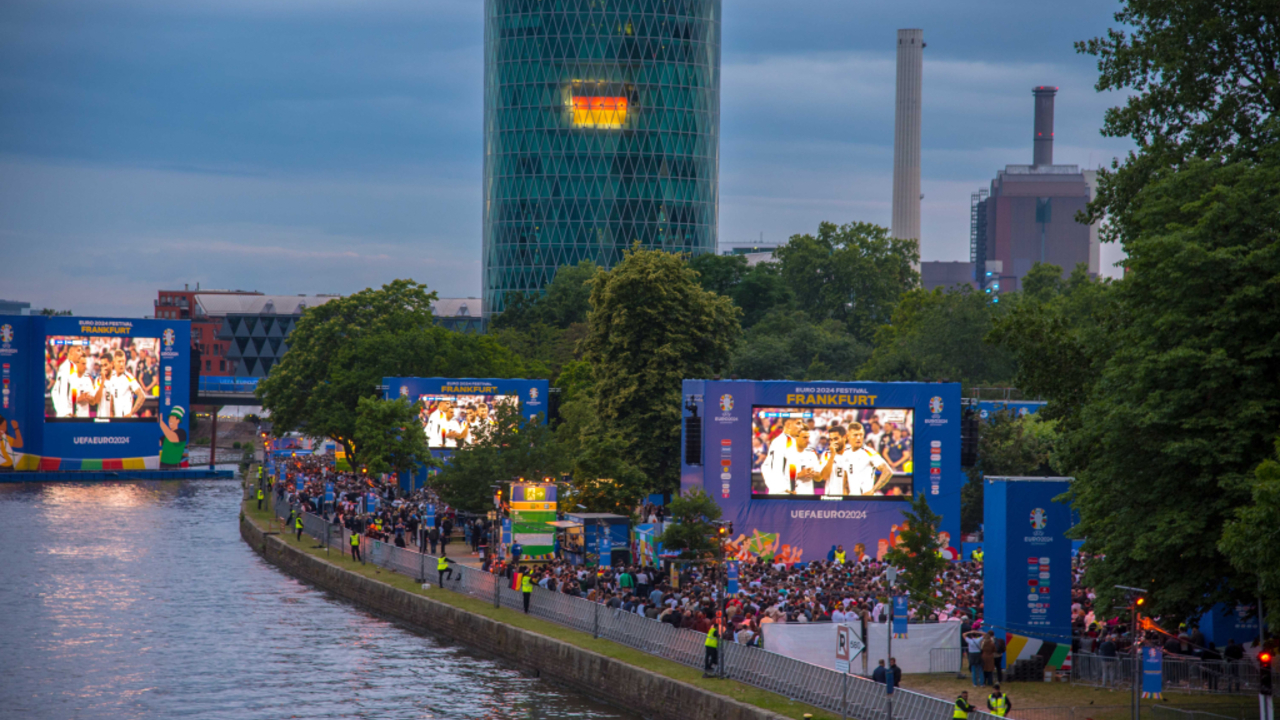 Foto: Auf den Leinwänden in der Fan Zone können zwischendurch auch Filme gesehen werden © Bernd Kammerer