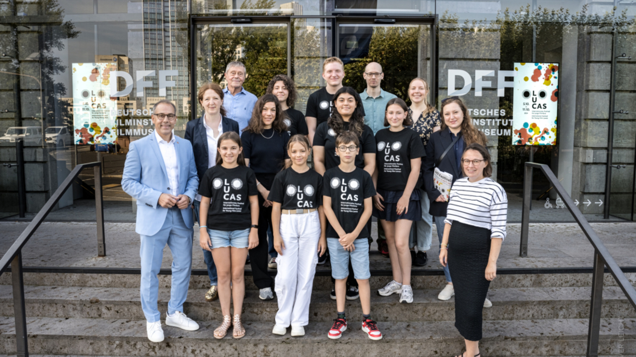 Foto: Die Kids- und Teens-Jurymitglieder mit den Festival-Initiatoren und Unterstützern © Oliver Leicht