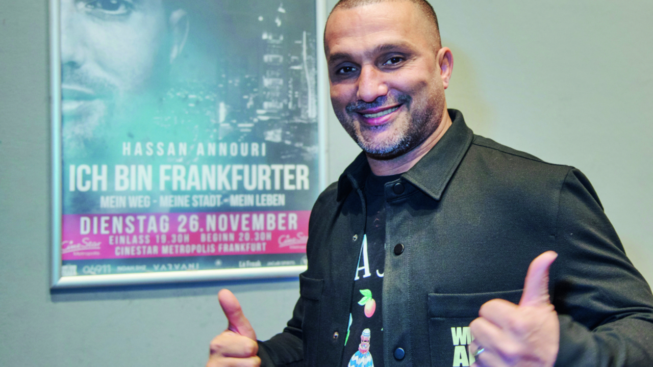 Foto: Hassan Annouri vor seinem Filmplakat im Frankfurter Kino Metropolis © Bernd Kammerer